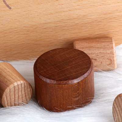 بلوک های ساختمانی کوچک چوبی Montessori ترازوی راش را هدف قرار می دهند