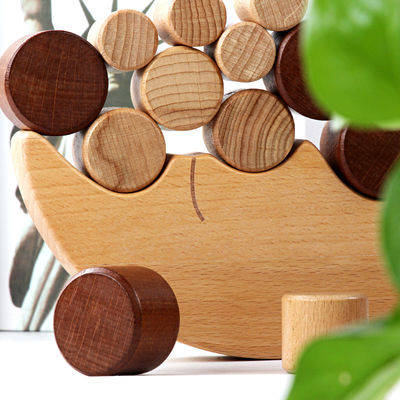 بلوک های ساختمانی کوچک چوبی Montessori ترازوی راش را هدف قرار می دهند