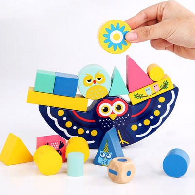 بلوک های متعادل کننده ماه چوبی Montessori در اوایل یادگیری
