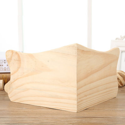 خانه کوچک چوبی رنگ بژ نصب شده برای همستر